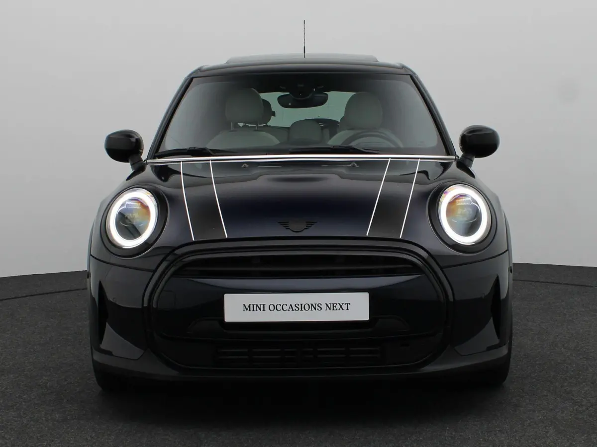 Cooper Business Edition + Classic Uitvoering + Essence Pack + Glazen panoramadak + Achteruitrijcamera + Park Assistant + Comfort Access + LED