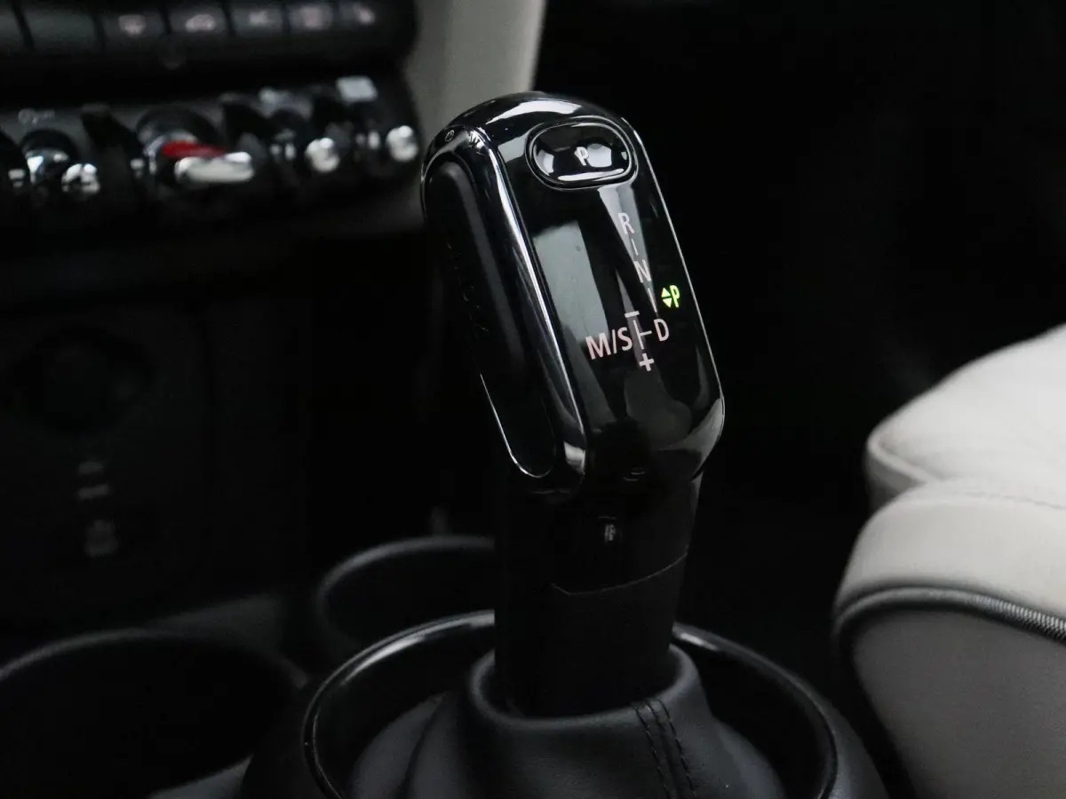 Cooper Business Edition + Classic Uitvoering + Essence Pack + Glazen panoramadak + Achteruitrijcamera + Park Assistant + Comfort Access + LED