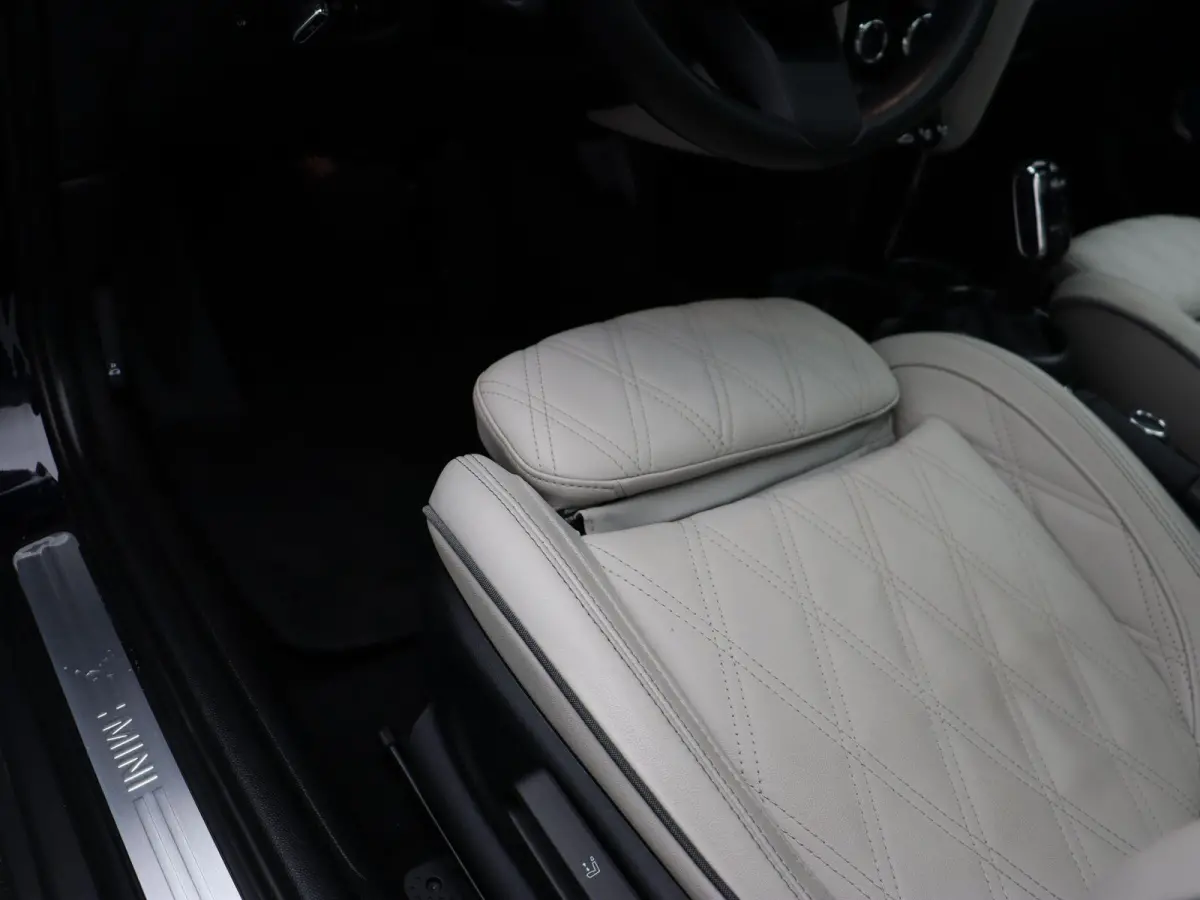 Cooper Business Edition + Classic Uitvoering + Essence Pack + Glazen panoramadak + Achteruitrijcamera + Park Assistant + Comfort Access + LED