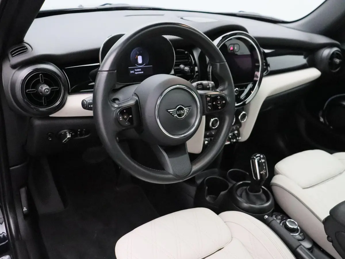 Cooper Business Edition + Classic Uitvoering + Essence Pack + Glazen panoramadak + Achteruitrijcamera + Park Assistant + Comfort Access + LED