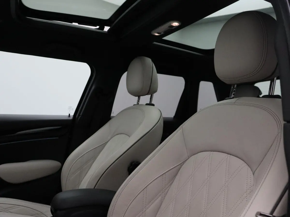 Cooper Business Edition + Classic Uitvoering + Essence Pack + Glazen panoramadak + Achteruitrijcamera + Park Assistant + Comfort Access + LED