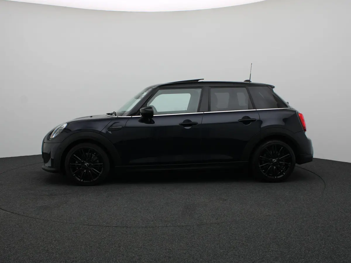 Cooper Business Edition + Classic Uitvoering + Essence Pack + Glazen panoramadak + Achteruitrijcamera + Park Assistant + Comfort Access + LED