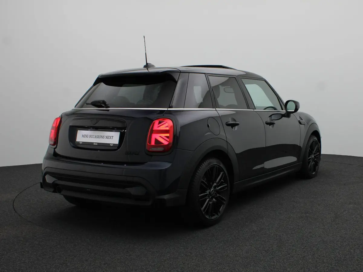 Cooper Business Edition + Classic Uitvoering + Essence Pack + Glazen panoramadak + Achteruitrijcamera + Park Assistant + Comfort Access + LED