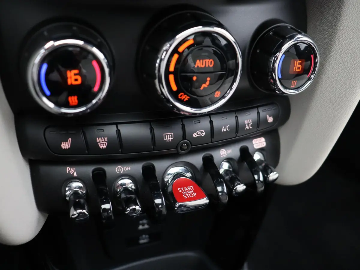 Cooper Business Edition + Classic Uitvoering + Essence Pack + Glazen panoramadak + Achteruitrijcamera + Park Assistant + Comfort Access + LED