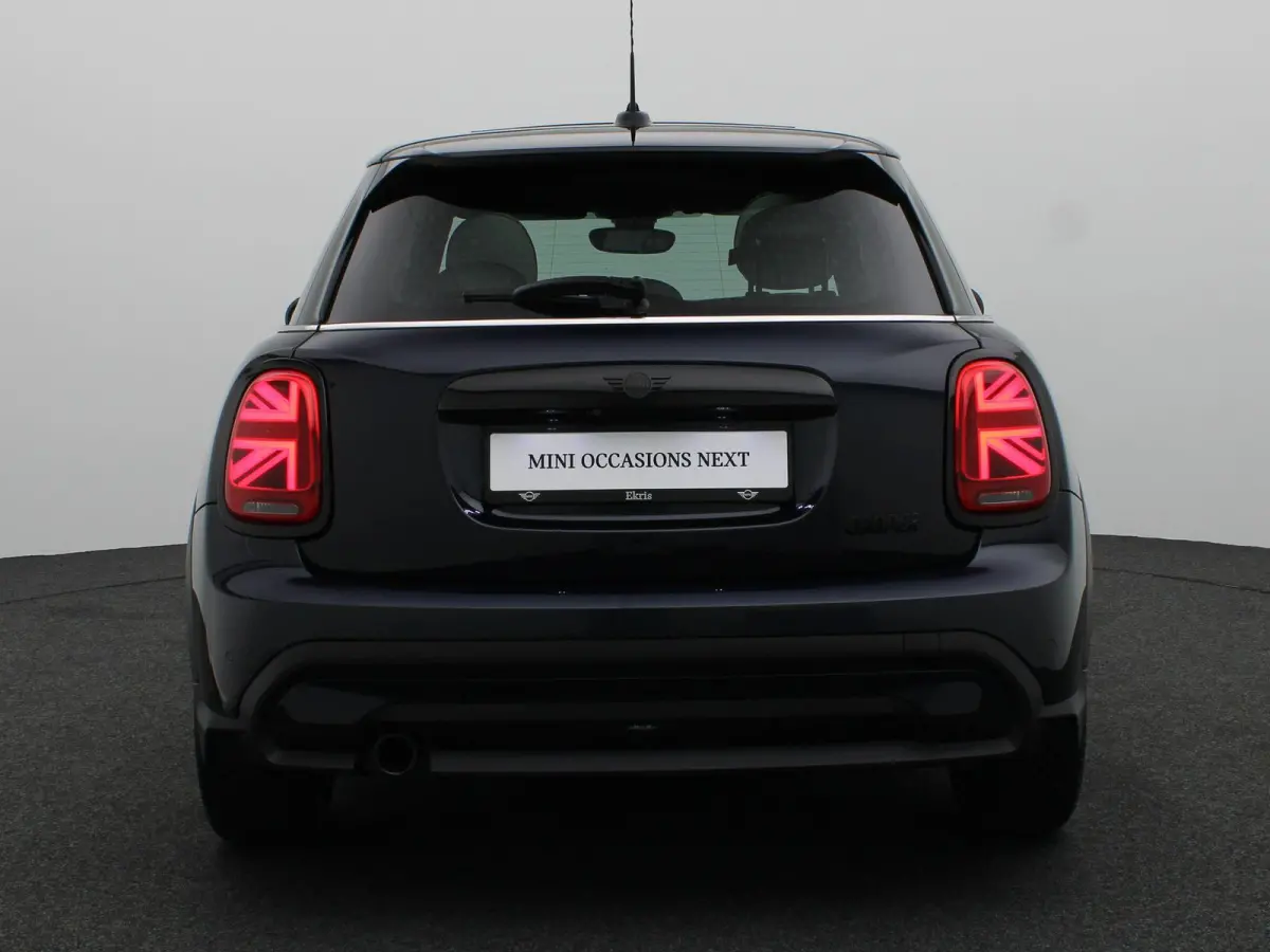 Cooper Business Edition + Classic Uitvoering + Essence Pack + Glazen panoramadak + Achteruitrijcamera + Park Assistant + Comfort Access + LED