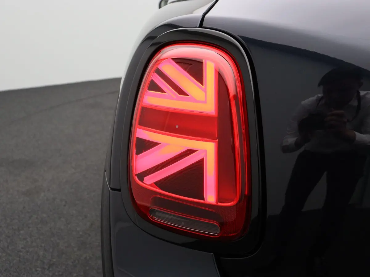 Cooper Business Edition + Classic Uitvoering + Essence Pack + Glazen panoramadak + Achteruitrijcamera + Park Assistant + Comfort Access + LED