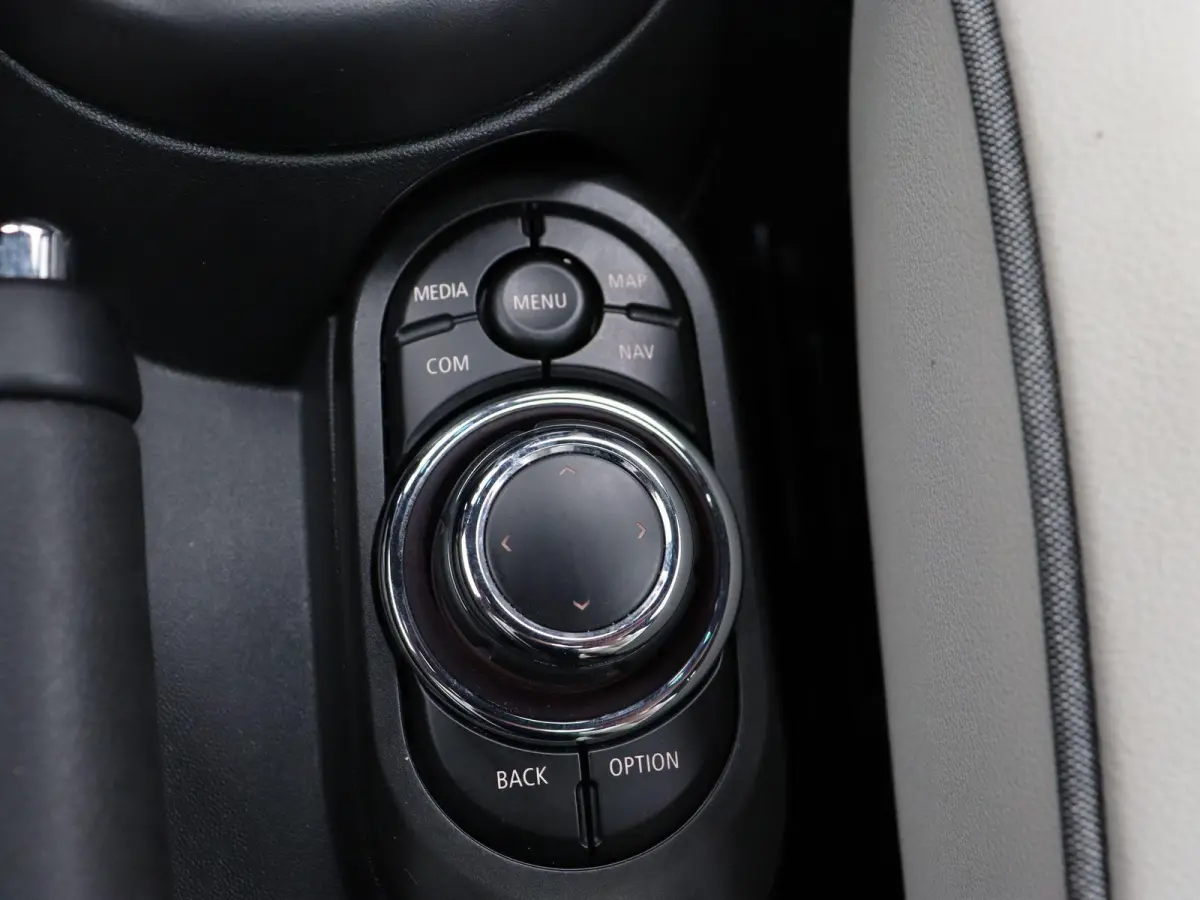 Cooper Business Edition + Classic Uitvoering + Essence Pack + Glazen panoramadak + Achteruitrijcamera + Park Assistant + Comfort Access + LED