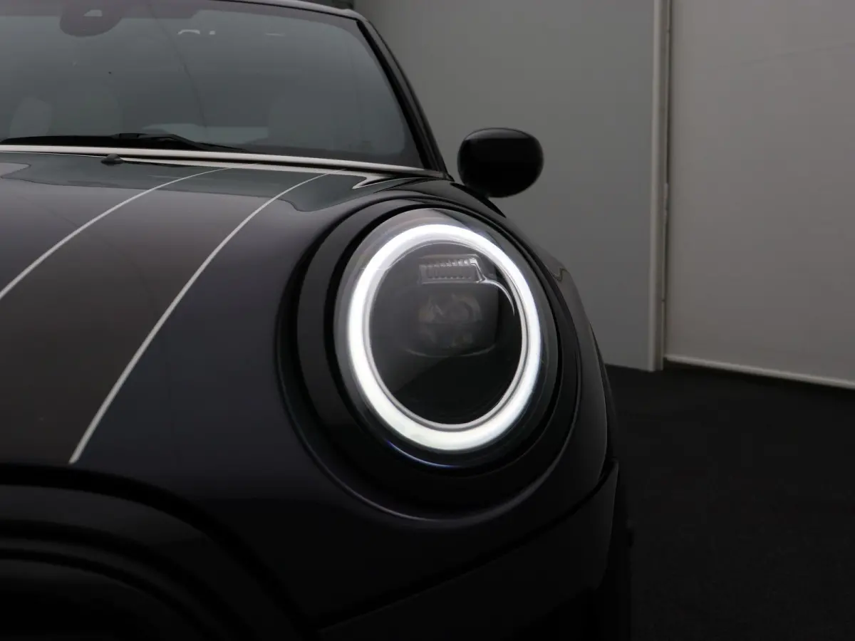 Cooper Business Edition + Classic Uitvoering + Essence Pack + Glazen panoramadak + Achteruitrijcamera + Park Assistant + Comfort Access + LED