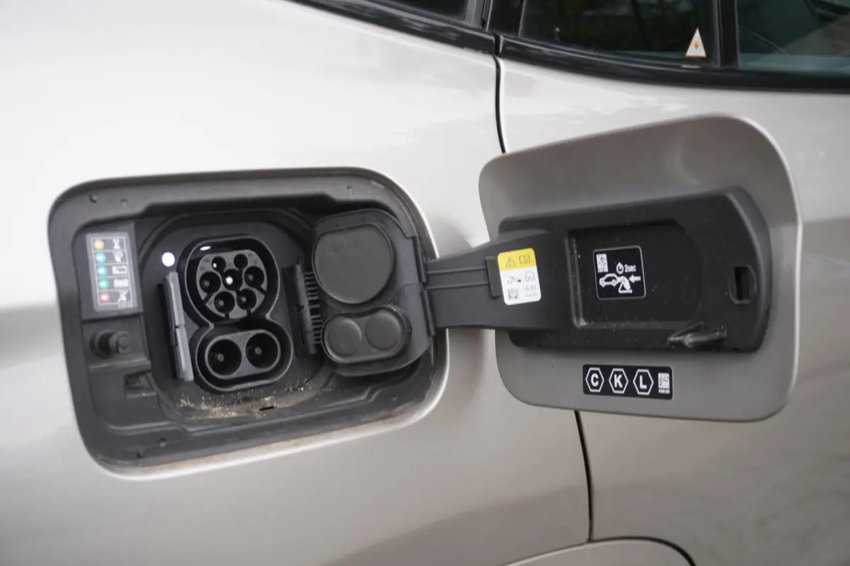 Driving Assistant Professional | Achteruitrijcamera | panoramadak | Alarmsysteem klasse 3 | Parking Pack