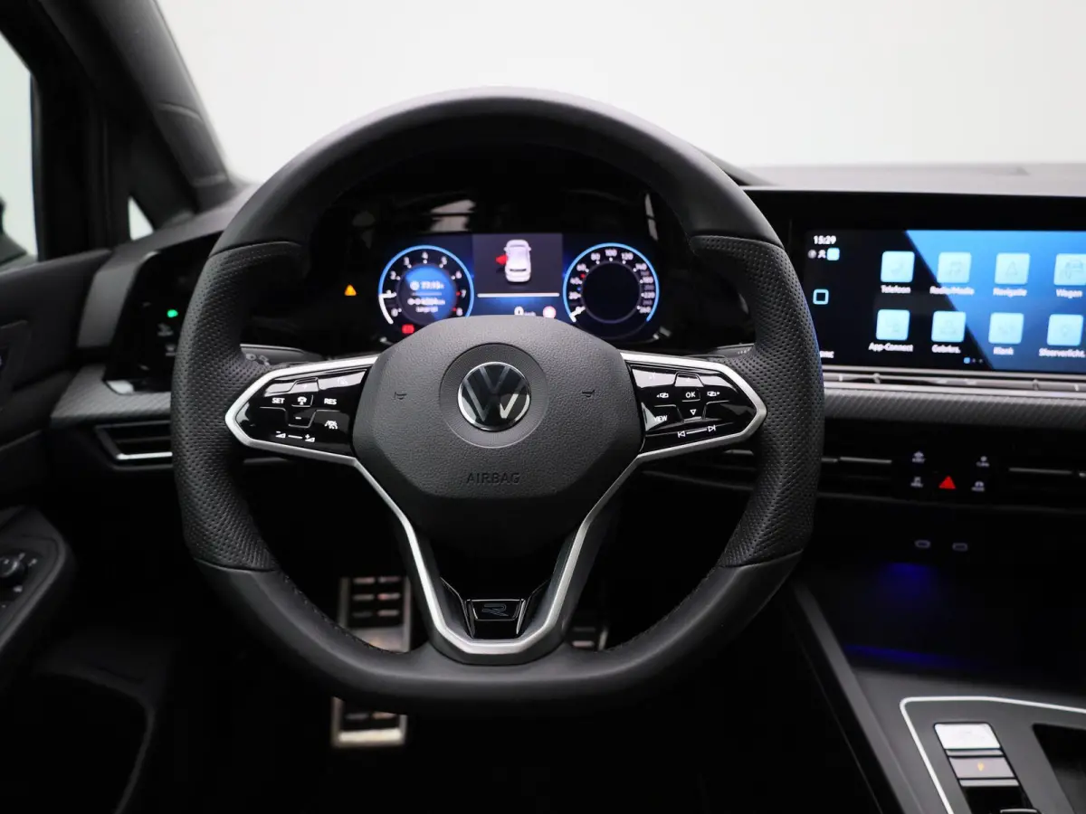 1.5 eTSI R-Line | IQ-LIGHT | PANORAMADAK | NAVIGATIE  | SFEERVERLICHTING | ADAPTIVE CRUISE CONTROL | PARKEERSENSOREN VOOR & ACHTER | GETINT GLAS |