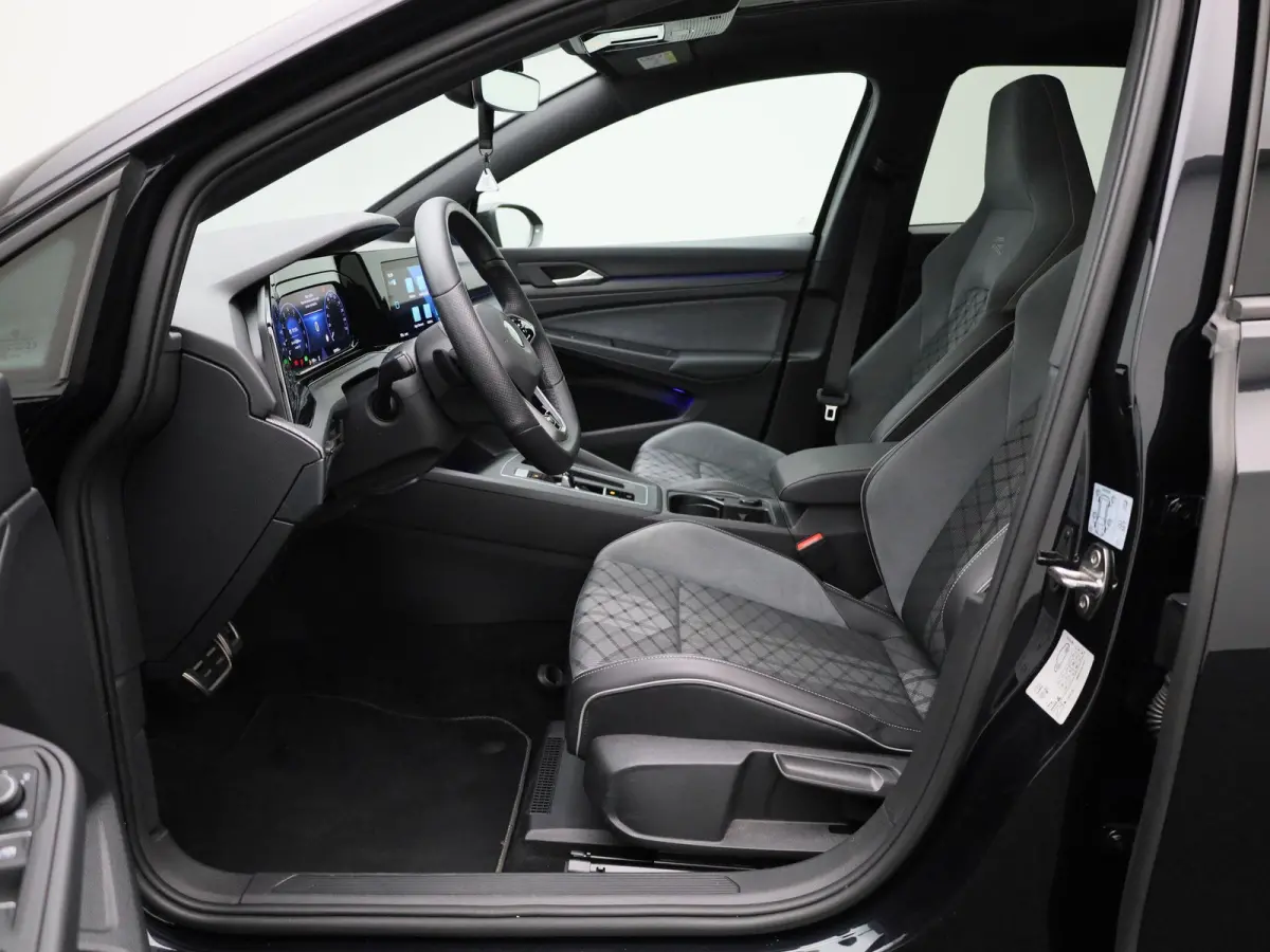 1.5 eTSI R-Line | IQ-LIGHT | PANORAMADAK | NAVIGATIE  | SFEERVERLICHTING | ADAPTIVE CRUISE CONTROL | PARKEERSENSOREN VOOR & ACHTER | GETINT GLAS |