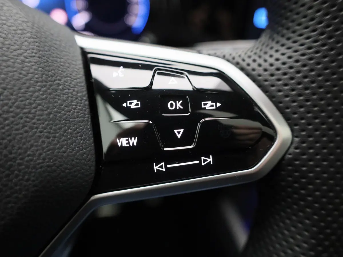 1.5 eTSI R-Line | IQ-LIGHT | PANORAMADAK | NAVIGATIE  | SFEERVERLICHTING | ADAPTIVE CRUISE CONTROL | PARKEERSENSOREN VOOR & ACHTER | GETINT GLAS |