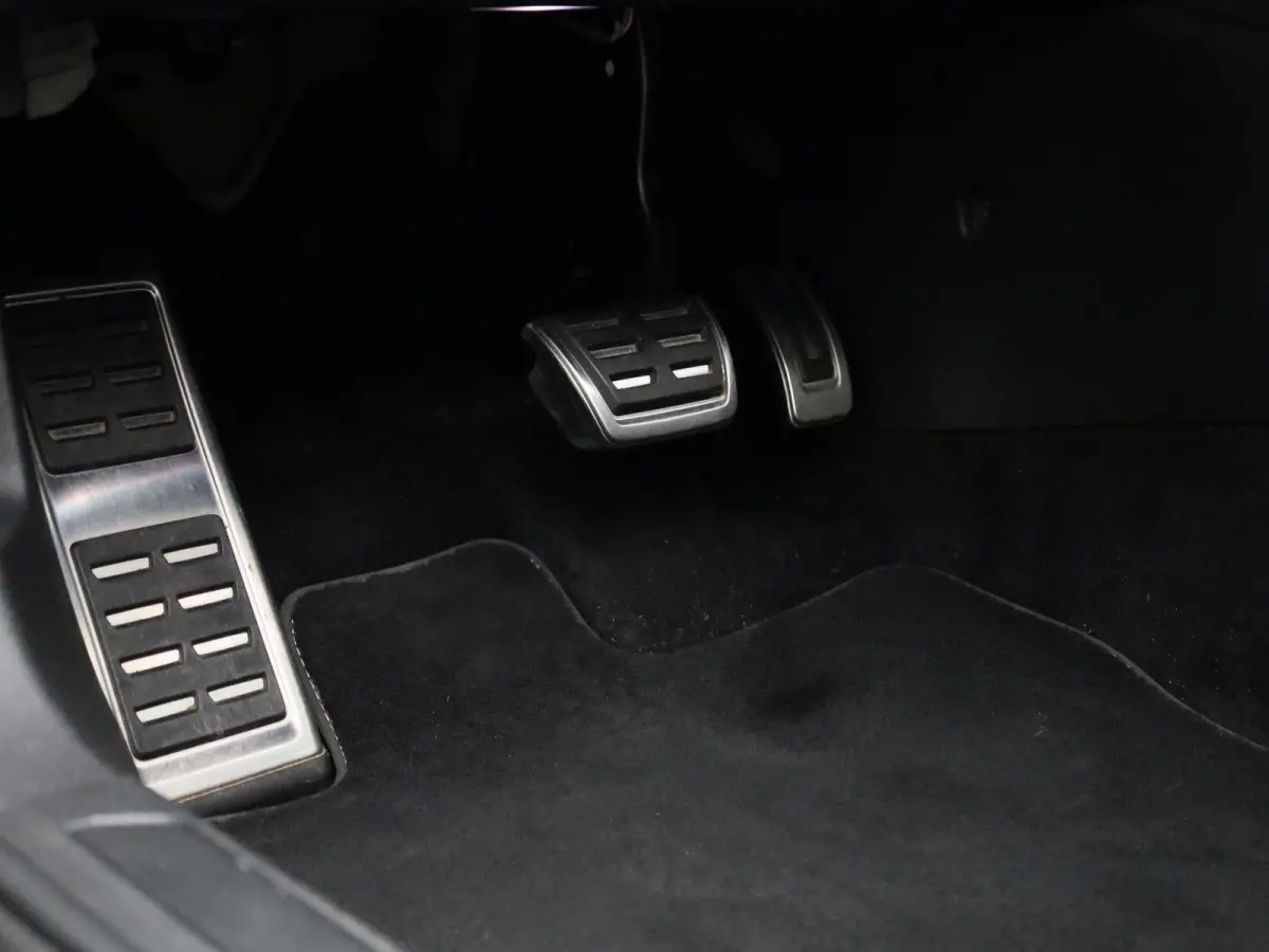 1.5 eTSI R-Line | IQ-LIGHT | PANORAMADAK | NAVIGATIE  | SFEERVERLICHTING | ADAPTIVE CRUISE CONTROL | PARKEERSENSOREN VOOR & ACHTER | GETINT GLAS |