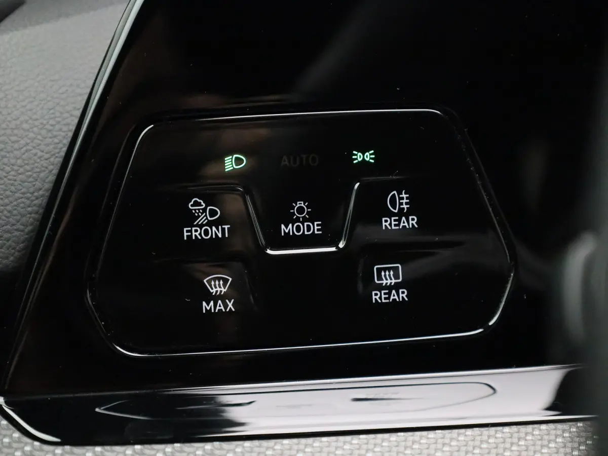 1.5 eTSI R-Line | IQ-LIGHT | PANORAMADAK | NAVIGATIE  | SFEERVERLICHTING | ADAPTIVE CRUISE CONTROL | PARKEERSENSOREN VOOR & ACHTER | GETINT GLAS |