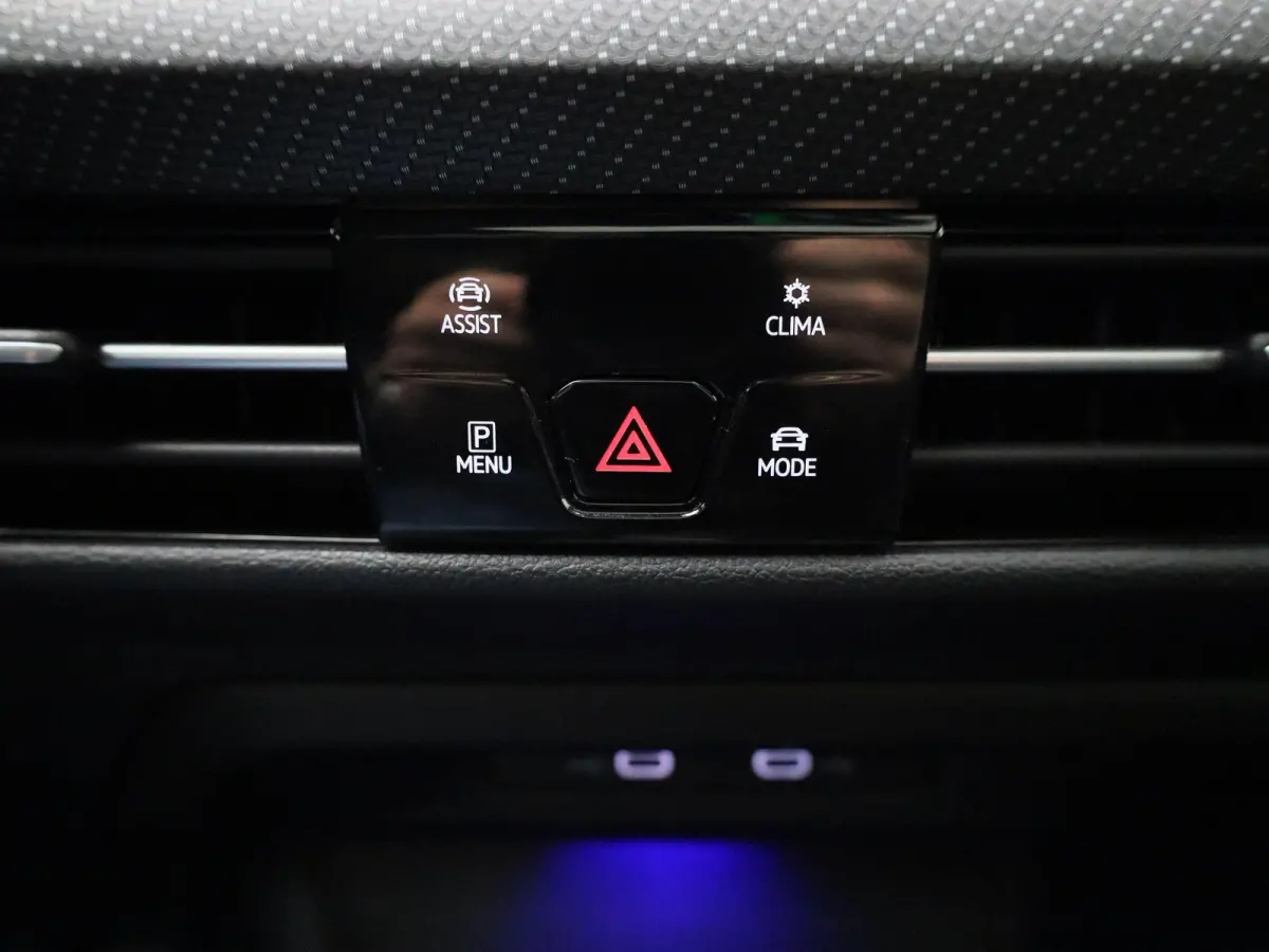 1.5 eTSI R-Line | IQ-LIGHT | PANORAMADAK | NAVIGATIE  | SFEERVERLICHTING | ADAPTIVE CRUISE CONTROL | PARKEERSENSOREN VOOR & ACHTER | GETINT GLAS |