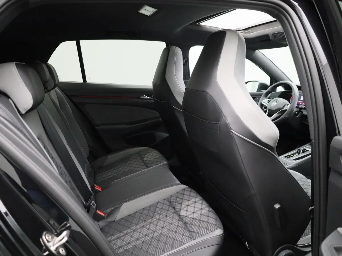 1.5 eTSI R-Line | IQ-LIGHT | PANORAMADAK | NAVIGATIE  | SFEERVERLICHTING | ADAPTIVE CRUISE CONTROL | PARKEERSENSOREN VOOR & ACHTER | GETINT GLAS |