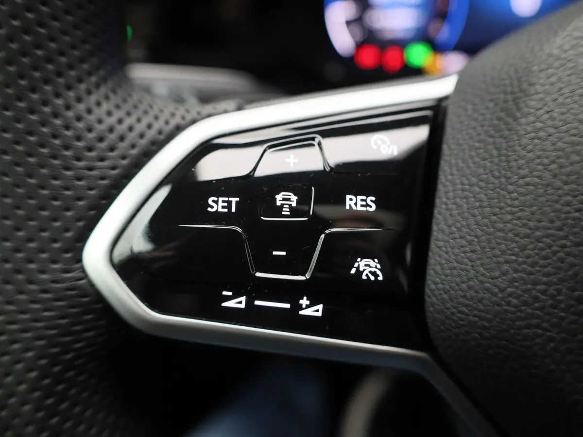 1.5 eTSI R-Line | IQ-LIGHT | PANORAMADAK | NAVIGATIE  | SFEERVERLICHTING | ADAPTIVE CRUISE CONTROL | PARKEERSENSOREN VOOR & ACHTER | GETINT GLAS |