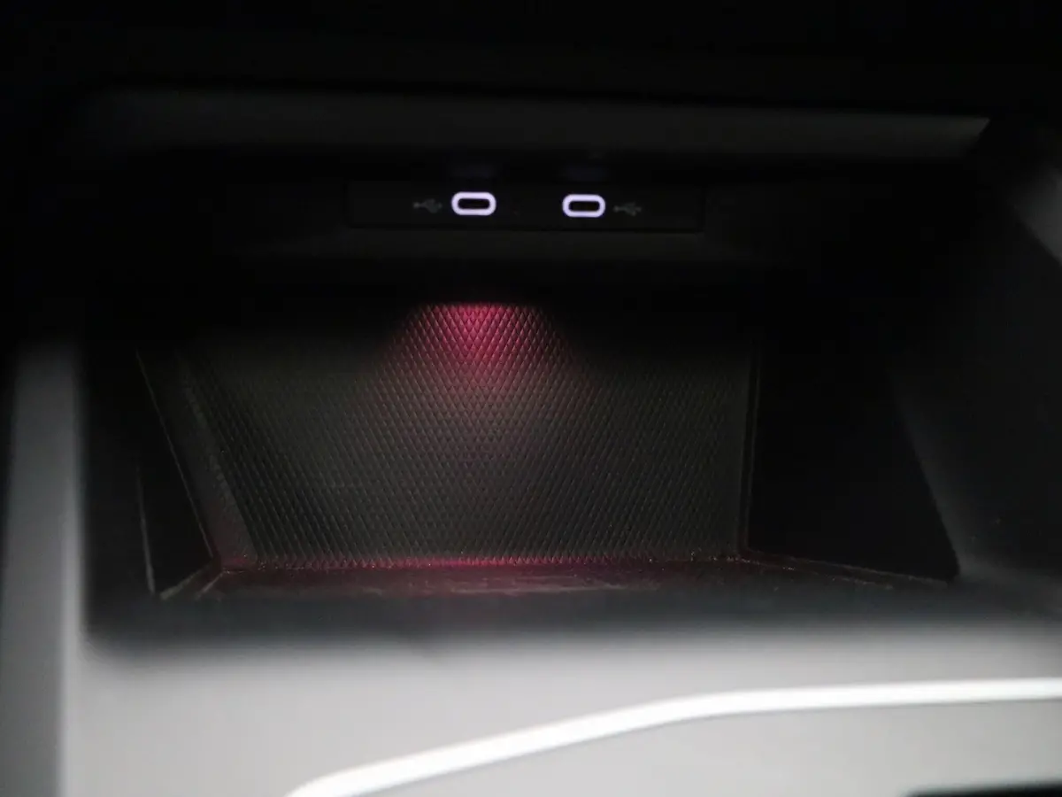 1.5 eTSI R-Line | IQ-LIGHT | PANORAMADAK | NAVIGATIE  | SFEERVERLICHTING | ADAPTIVE CRUISE CONTROL | PARKEERSENSOREN VOOR & ACHTER | GETINT GLAS |