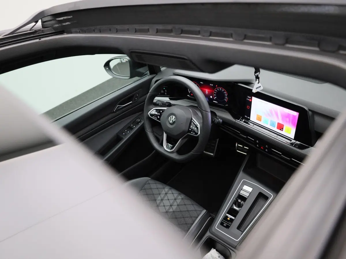 1.5 eTSI R-Line | IQ-LIGHT | PANORAMADAK | NAVIGATIE  | SFEERVERLICHTING | ADAPTIVE CRUISE CONTROL | PARKEERSENSOREN VOOR & ACHTER | GETINT GLAS |