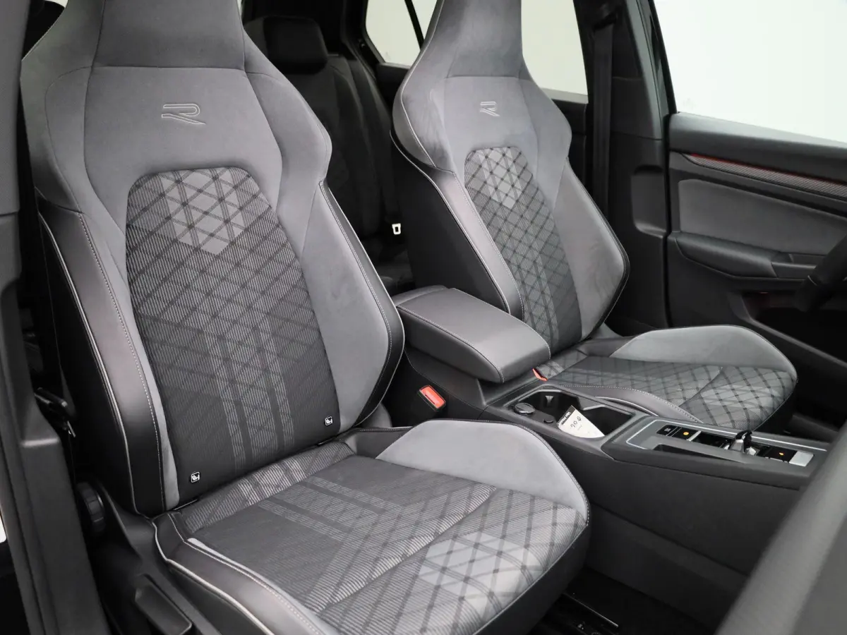 1.5 eTSI R-Line | IQ-LIGHT | PANORAMADAK | NAVIGATIE  | SFEERVERLICHTING | ADAPTIVE CRUISE CONTROL | PARKEERSENSOREN VOOR & ACHTER | GETINT GLAS |