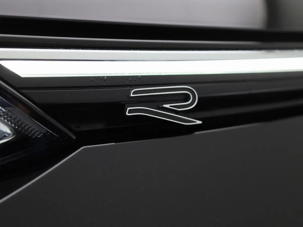 1.5 eTSI R-Line | IQ-LIGHT | PANORAMADAK | NAVIGATIE  | SFEERVERLICHTING | ADAPTIVE CRUISE CONTROL | PARKEERSENSOREN VOOR & ACHTER | GETINT GLAS |