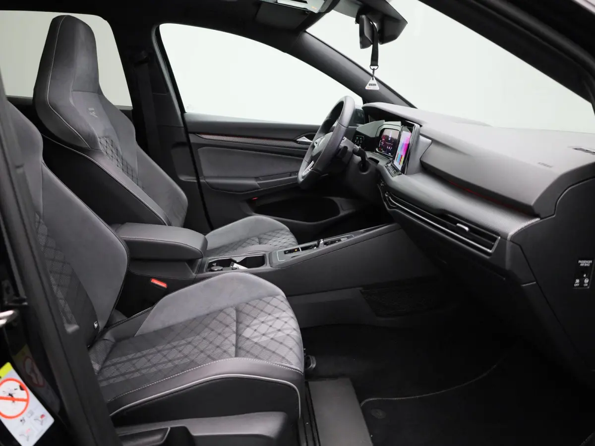 1.5 eTSI R-Line | IQ-LIGHT | PANORAMADAK | NAVIGATIE  | SFEERVERLICHTING | ADAPTIVE CRUISE CONTROL | PARKEERSENSOREN VOOR & ACHTER | GETINT GLAS |