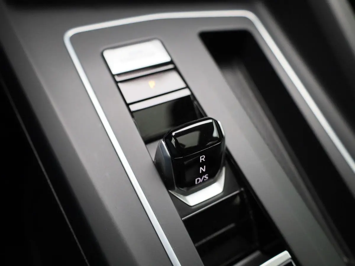 1.5 eTSI R-Line | IQ-LIGHT | PANORAMADAK | NAVIGATIE  | SFEERVERLICHTING | ADAPTIVE CRUISE CONTROL | PARKEERSENSOREN VOOR & ACHTER | GETINT GLAS |