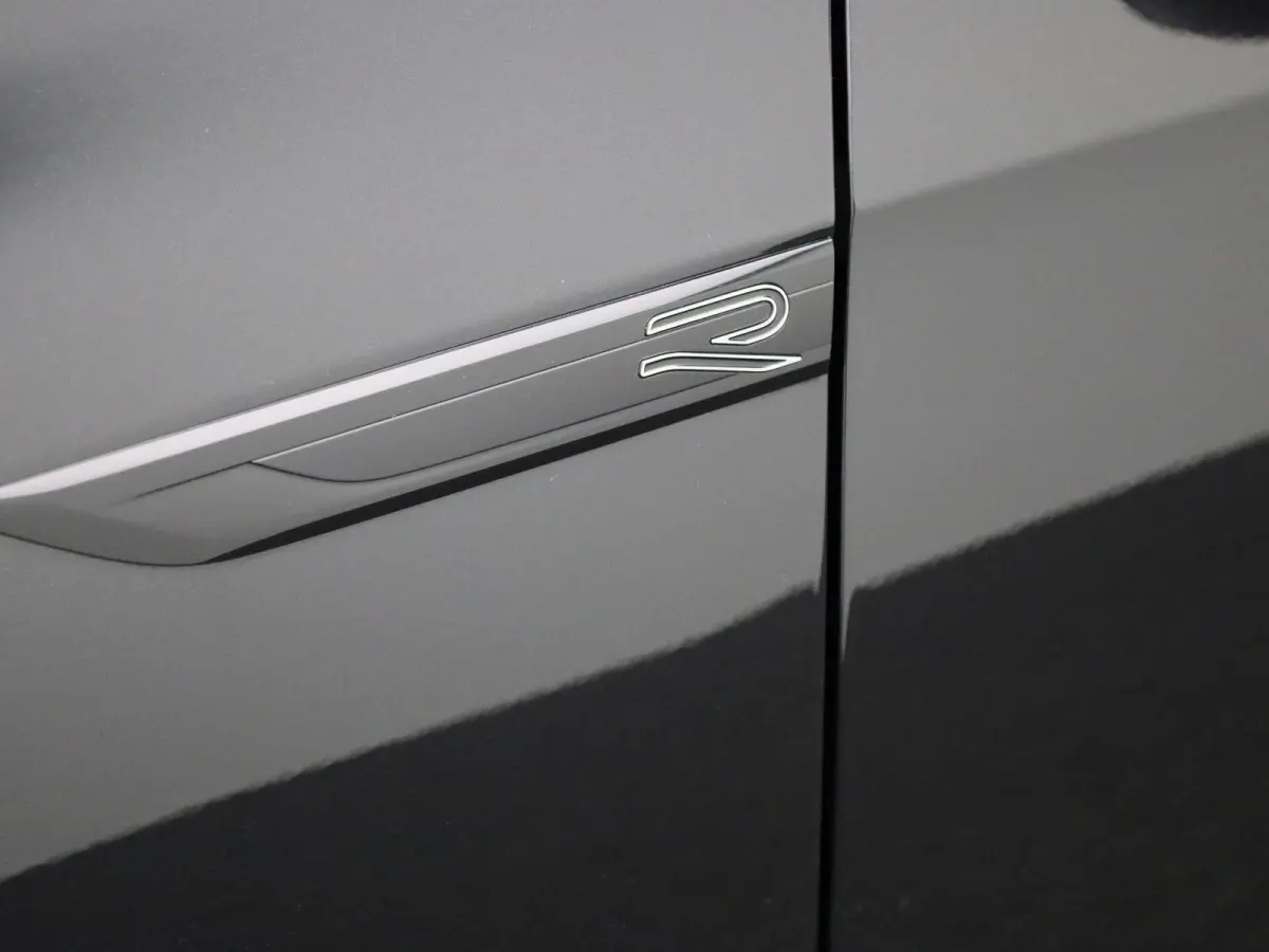1.5 eTSI R-Line | IQ-LIGHT | PANORAMADAK | NAVIGATIE  | SFEERVERLICHTING | ADAPTIVE CRUISE CONTROL | PARKEERSENSOREN VOOR & ACHTER | GETINT GLAS |