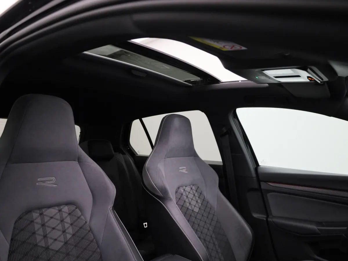 1.5 eTSI R-Line | IQ-LIGHT | PANORAMADAK | NAVIGATIE  | SFEERVERLICHTING | ADAPTIVE CRUISE CONTROL | PARKEERSENSOREN VOOR & ACHTER | GETINT GLAS |