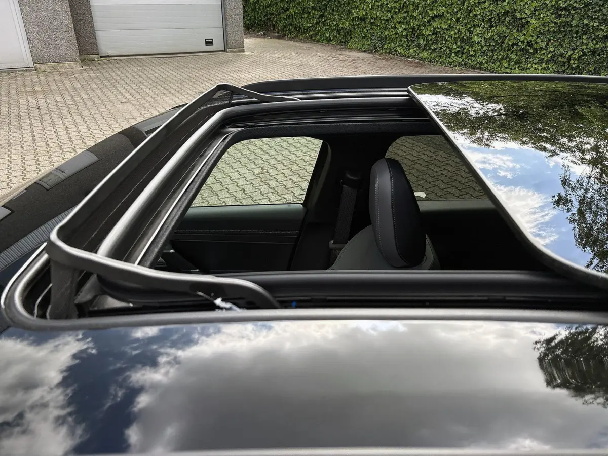 1.2 e-Hybrid First Edition | Premium pack | Convience pack | Electrisch Schuifdak | Camera | Parkeersensoren | LMV 18'|