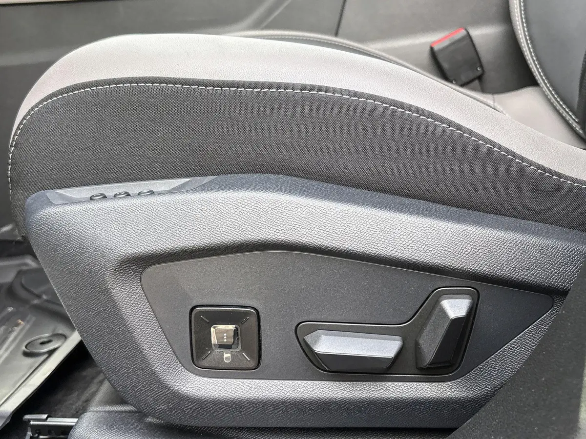 1.2 e-Hybrid First Edition | Premium pack | Convience pack | Electrisch Schuifdak | Camera | Parkeersensoren | LMV 18'|