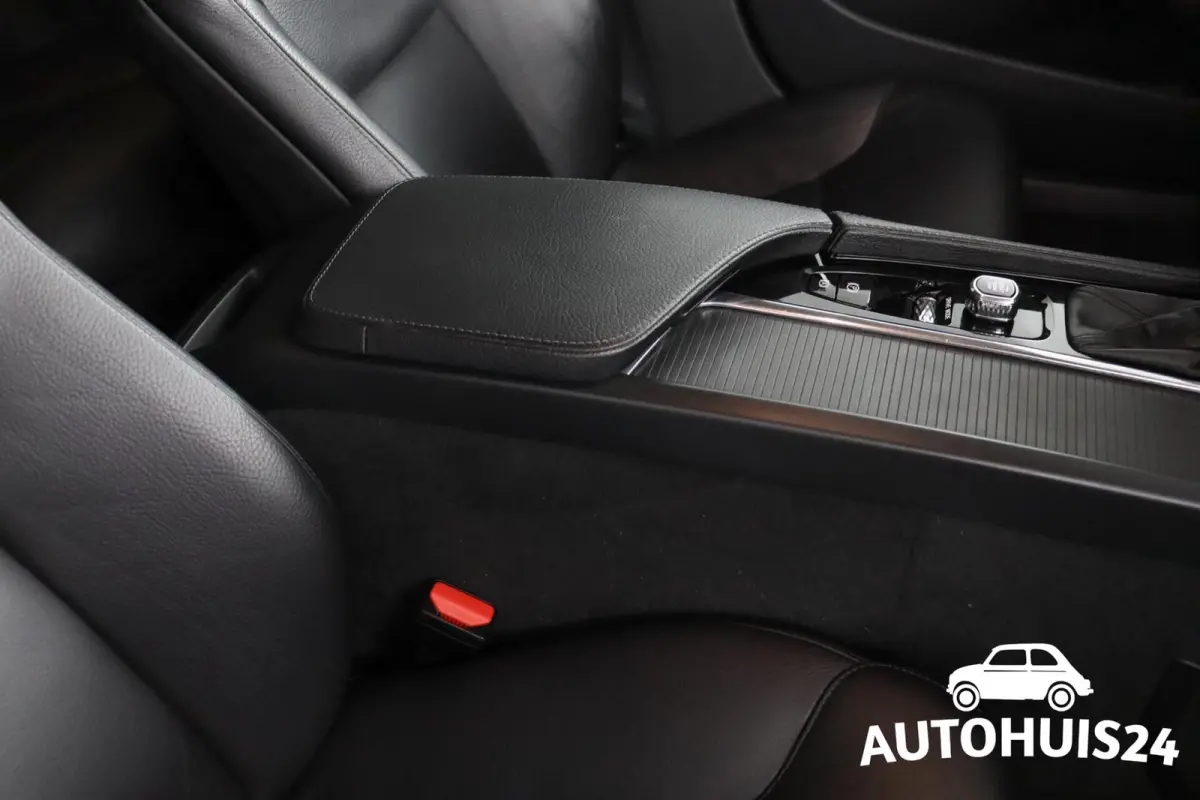 2.0 T4 Momentum KEYLESS|TREKHAAK|PILOT|LED|LEDER