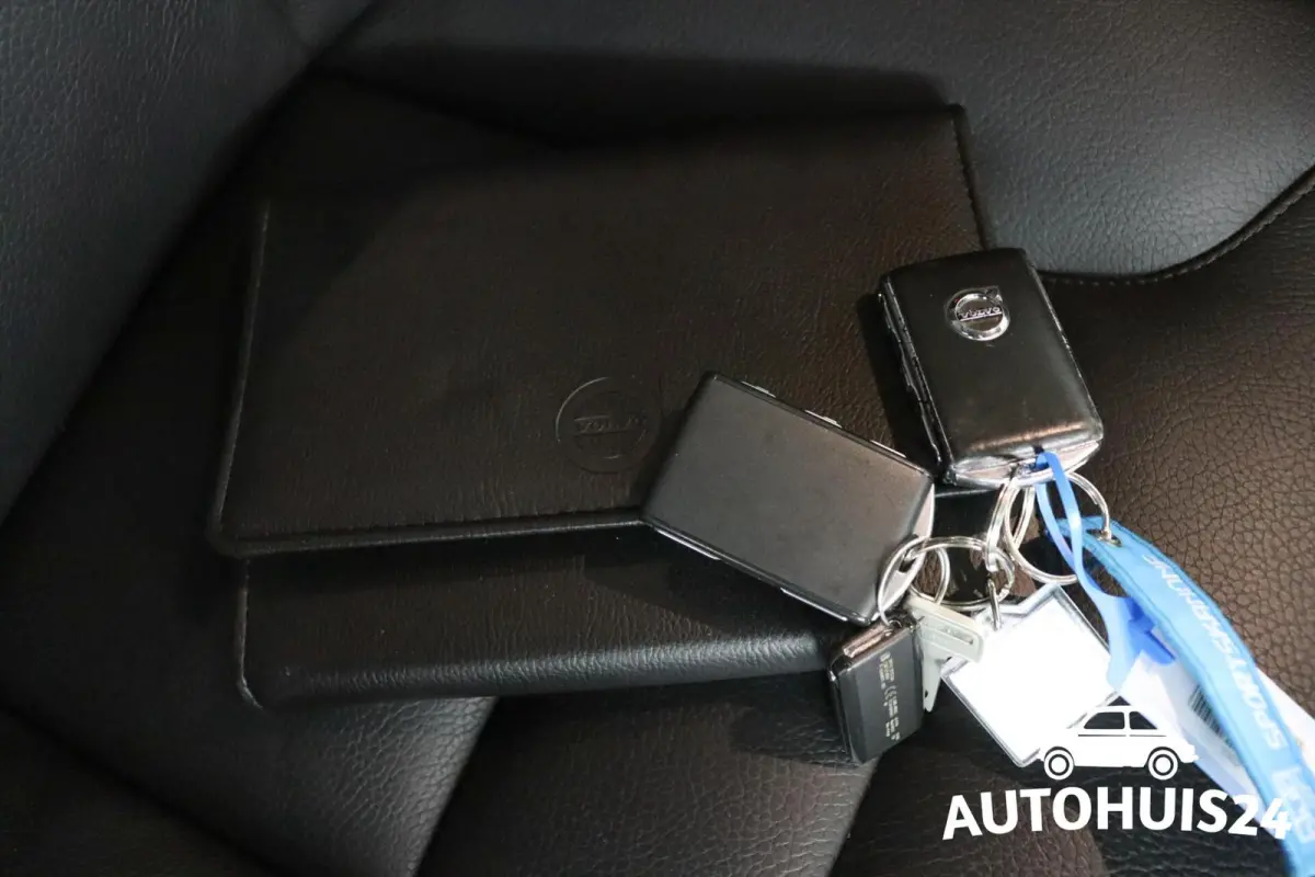 2.0 T4 Momentum KEYLESS|TREKHAAK|PILOT|LED|LEDER