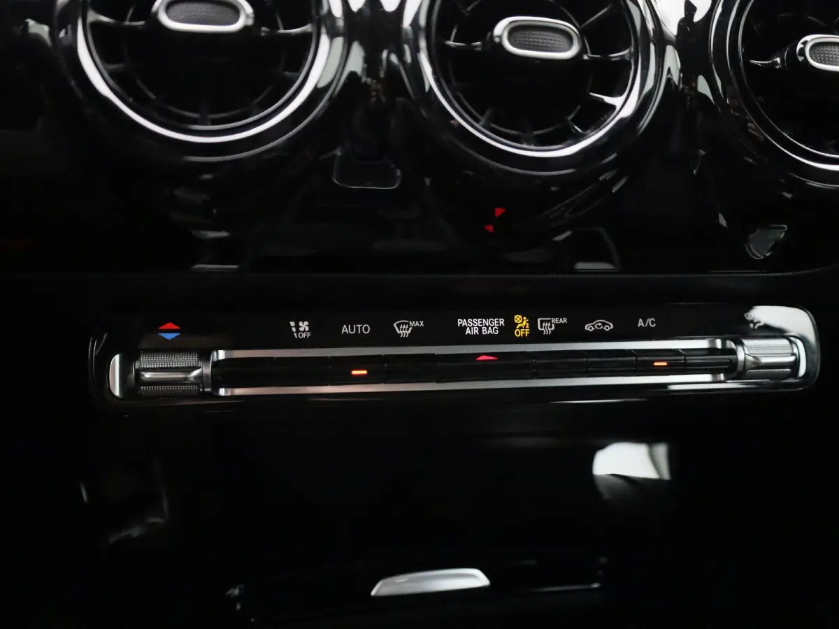 200 d SEDAN | AUTOMAAT | NAVIGATIE | CLIMATE CONTROL | CAMERA