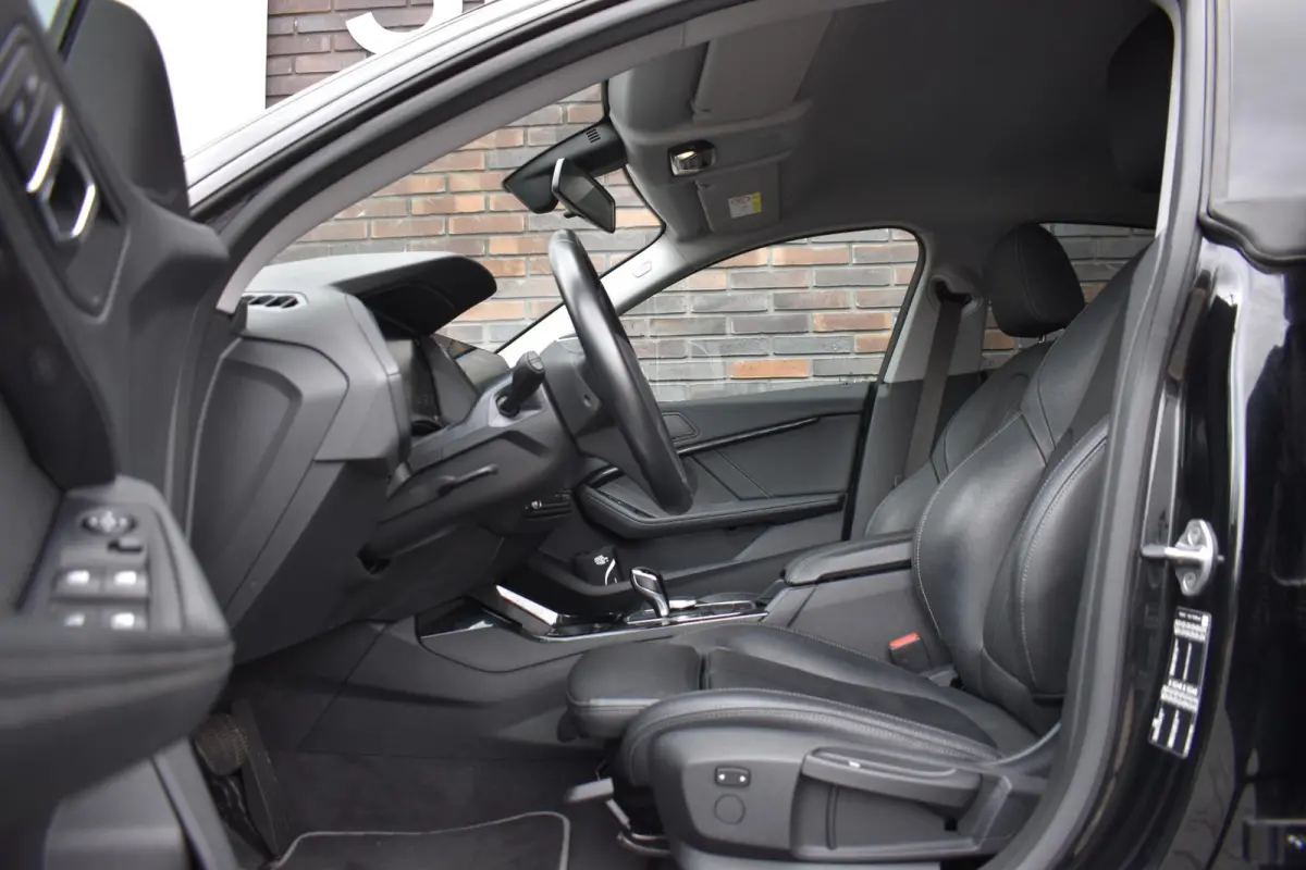 220i LEDER SPORTSTOELEN VIRTUAL NAVI