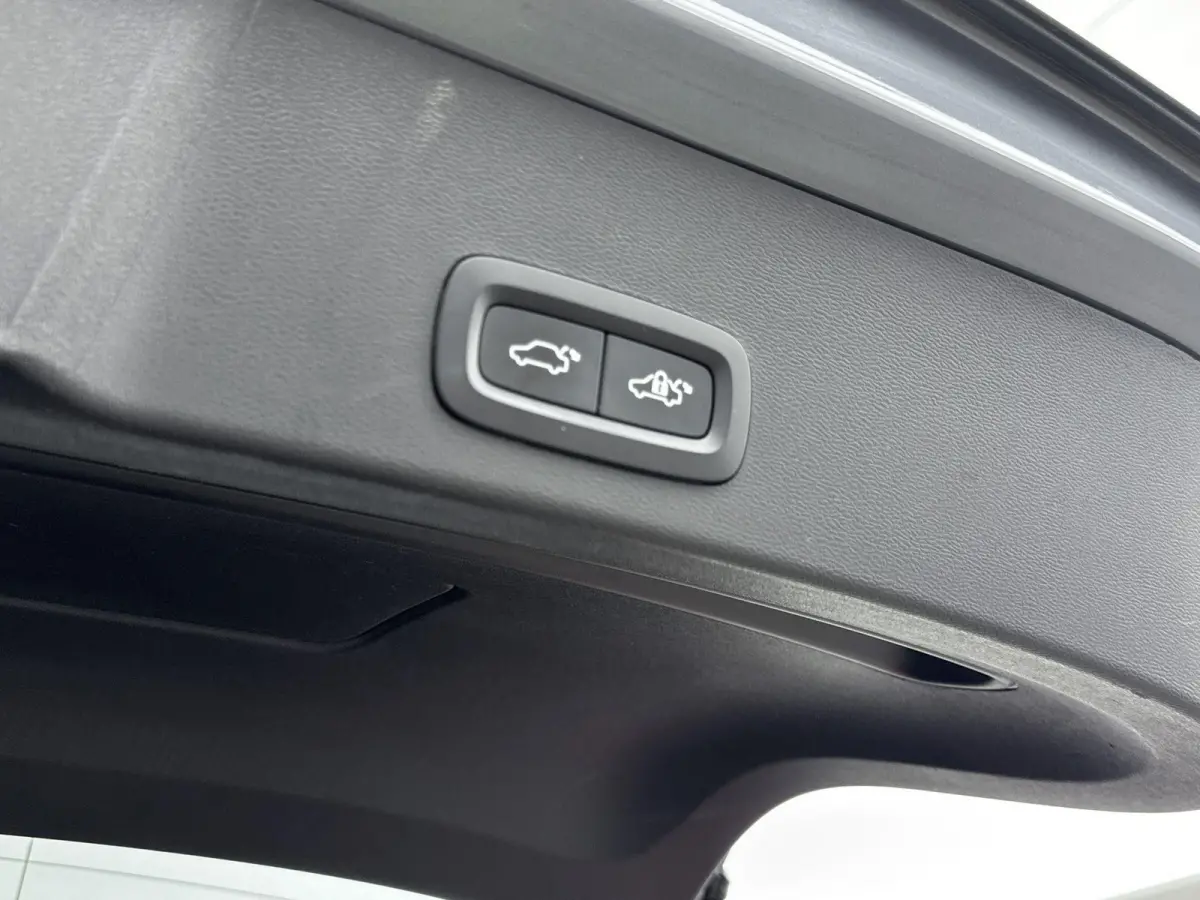 1.5 T5 Plus Dark | ACC |  Elekt. stoelverstelling + Memory | Harman/Kardon | Lane Assist  | Blindspot |