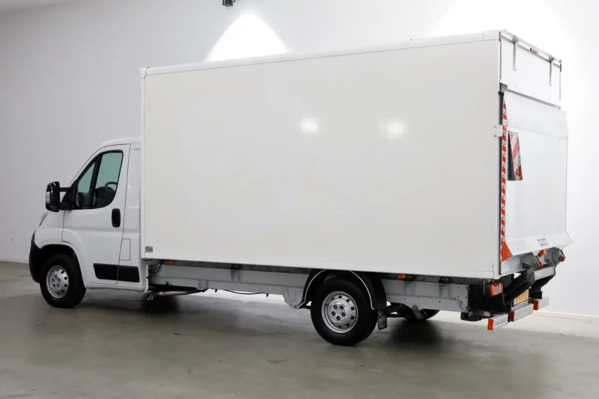 2.2D 140pk Bakwagen met laadklep 1.060kg laadvermogen 08-2023