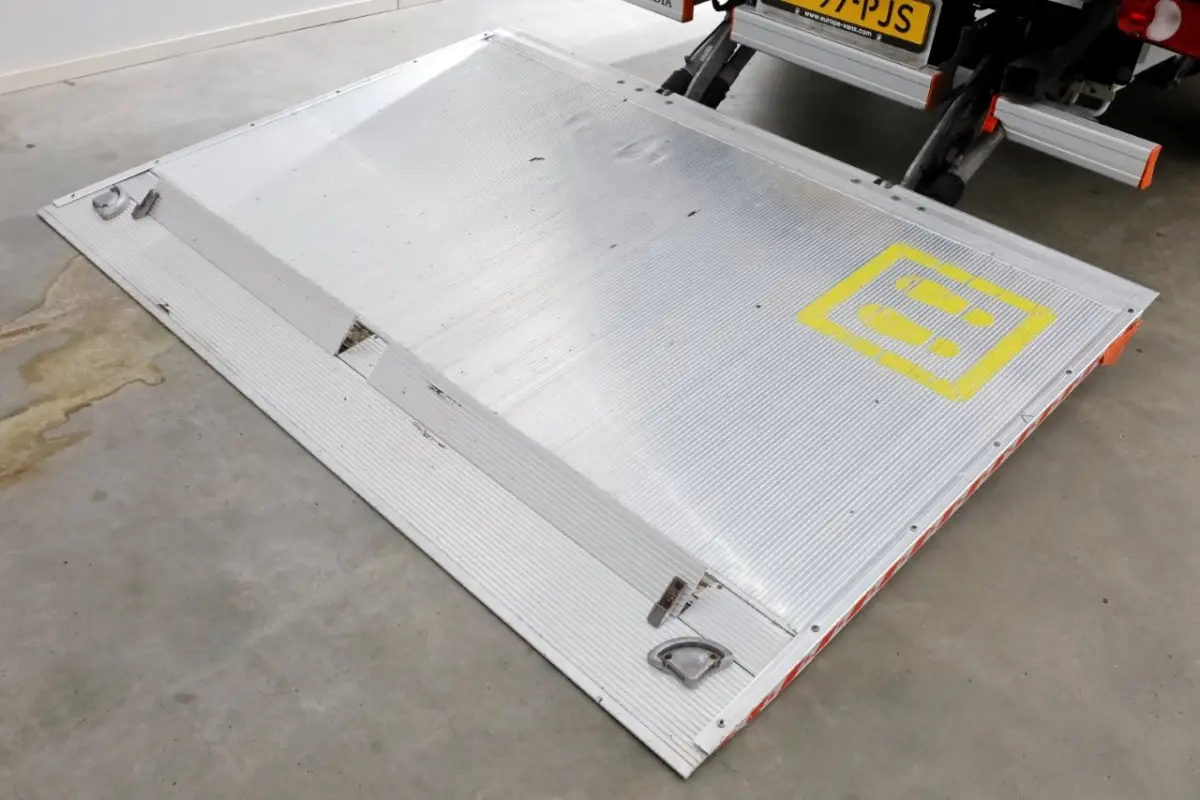 2.2D 140pk Bakwagen met laadklep 1.060kg laadvermogen 08-2023