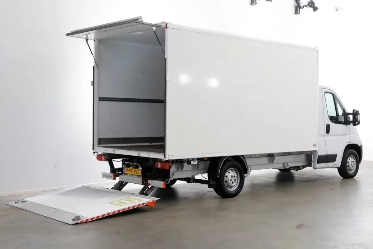 2.2D 140pk Bakwagen met laadklep 1.060kg laadvermogen 08-2023