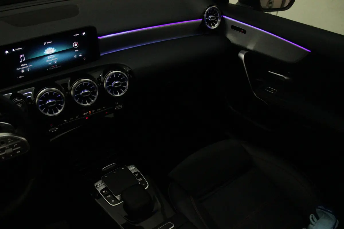 220 190PK AUTOMAAT BUSINESS SOLUTION AMG | PANORAMA SCHUIF/KANTEL DAK | SFEER VERLICHTING VOOR + ACHTER | STOEL VERWARMING OP BEIDE VOORSTOELEN | MULTIBEAM LED KOPLAMPEN | ACHTERUITRIJ CAMER