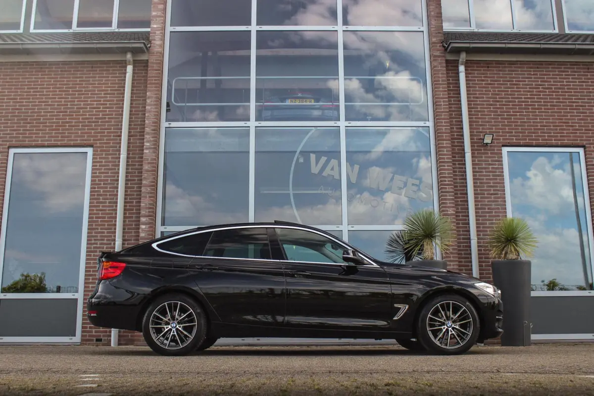 320i Executive Luxury Line | Camera | Panoramadak | Sportstuur | Stoelverwarming | Sportstoelen | Navigatie | Cruise control | Bluetooth | Xenon | PDC