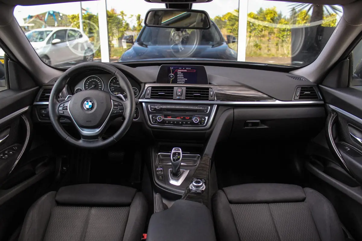 320i Executive Luxury Line | Camera | Panoramadak | Sportstuur | Stoelverwarming | Sportstoelen | Navigatie | Cruise control | Bluetooth | Xenon | PDC