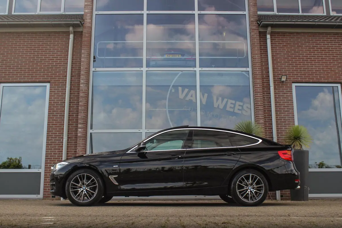 320i Executive Luxury Line | Camera | Panoramadak | Sportstuur | Stoelverwarming | Sportstoelen | Navigatie | Cruise control | Bluetooth | Xenon | PDC