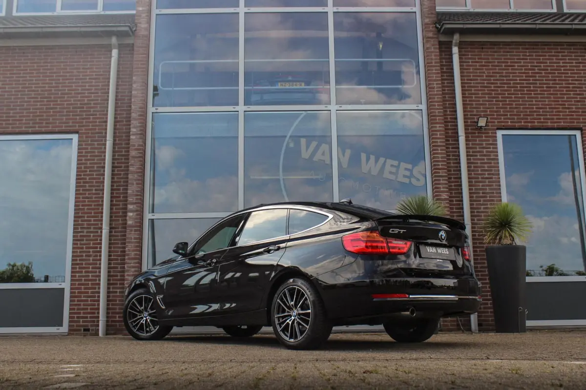 320i Executive Luxury Line | Camera | Panoramadak | Sportstuur | Stoelverwarming | Sportstoelen | Navigatie | Cruise control | Bluetooth | Xenon | PDC