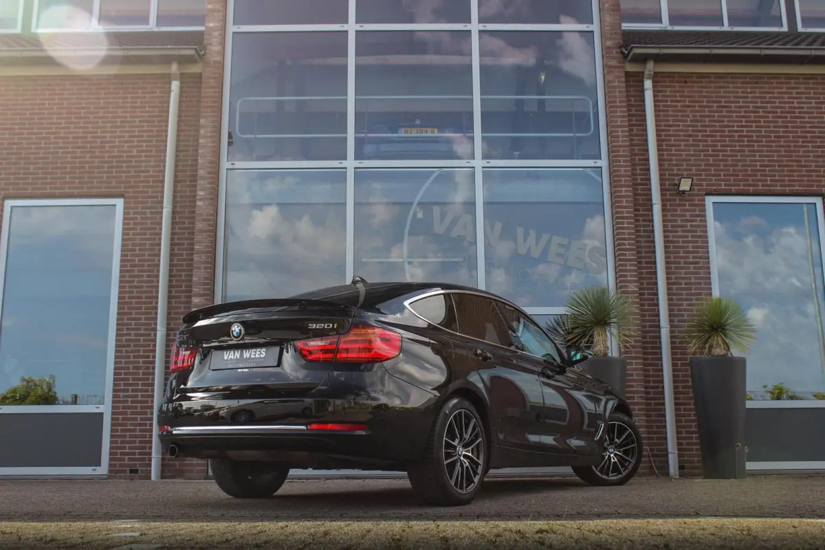 320i Executive Luxury Line | Camera | Panoramadak | Sportstuur | Stoelverwarming | Sportstoelen | Navigatie | Cruise control | Bluetooth | Xenon | PDC