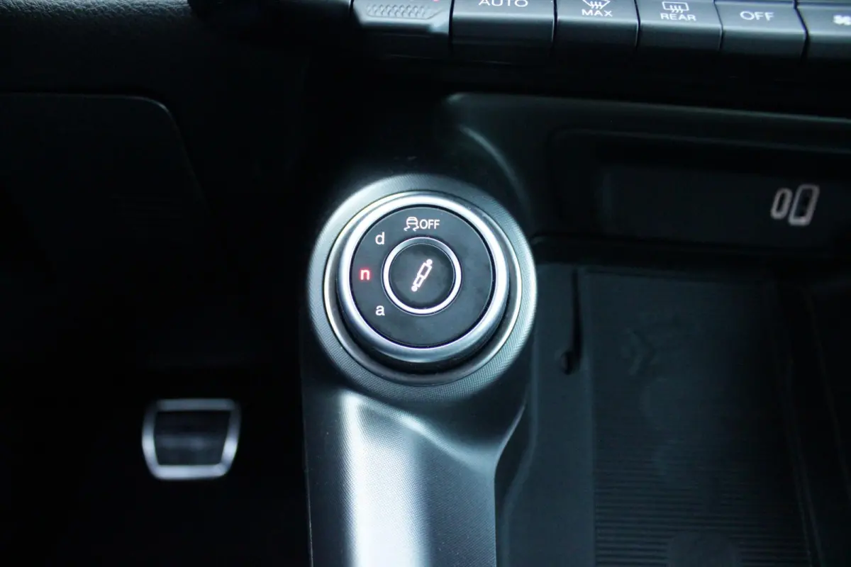 1.5T Hybrid 160PK VELOCE | PREMIUM PACK: LEDEREN BEKLEDING/GEVENTILEERDE VOORSTOELEN/4-VOUDIG ELEKTRISCH VERSTELBARE LENDESTEUN VOORSTOELEN/ELEKTRISCH BEDIENBARE /HOOGGLANS ZWARTE RAAMOMLIJS