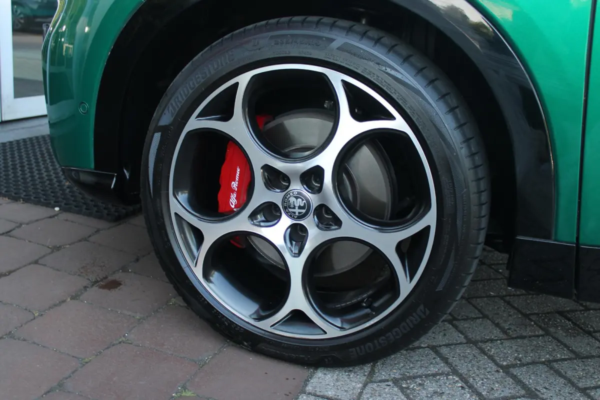 1.5T Hybrid 160PK VELOCE | PREMIUM PACK: LEDEREN BEKLEDING/GEVENTILEERDE VOORSTOELEN/4-VOUDIG ELEKTRISCH VERSTELBARE LENDESTEUN VOORSTOELEN/ELEKTRISCH BEDIENBARE /HOOGGLANS ZWARTE RAAMOMLIJS