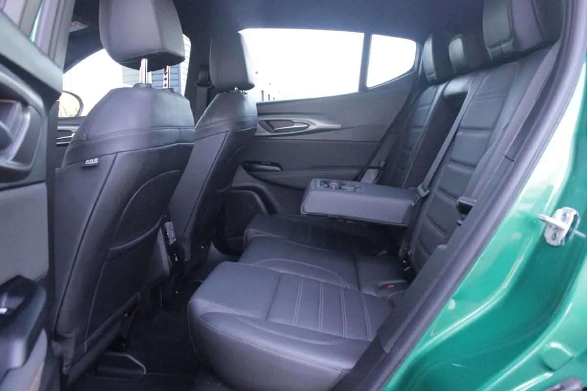 1.5T Hybrid 160PK VELOCE | PREMIUM PACK: LEDEREN BEKLEDING/GEVENTILEERDE VOORSTOELEN/4-VOUDIG ELEKTRISCH VERSTELBARE LENDESTEUN VOORSTOELEN/ELEKTRISCH BEDIENBARE /HOOGGLANS ZWARTE RAAMOMLIJS