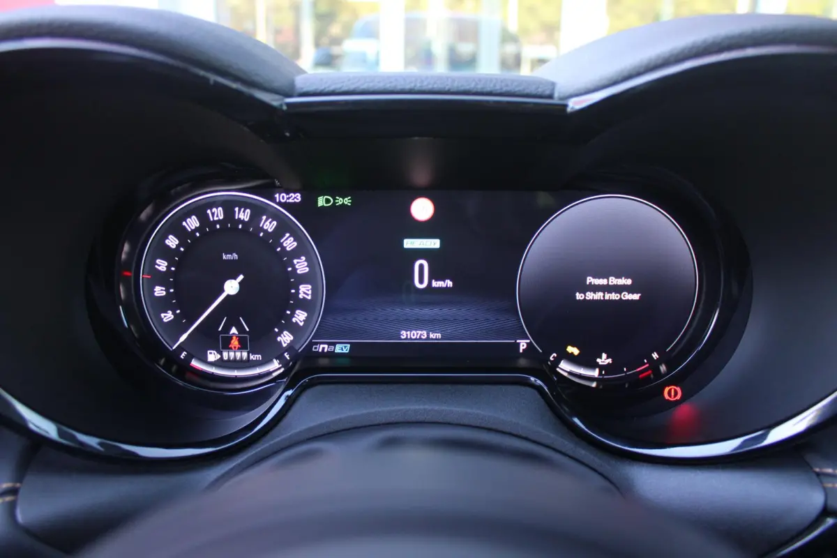 1.5T Hybrid 160PK VELOCE | PREMIUM PACK: LEDEREN BEKLEDING/GEVENTILEERDE VOORSTOELEN/4-VOUDIG ELEKTRISCH VERSTELBARE LENDESTEUN VOORSTOELEN/ELEKTRISCH BEDIENBARE /HOOGGLANS ZWARTE RAAMOMLIJS