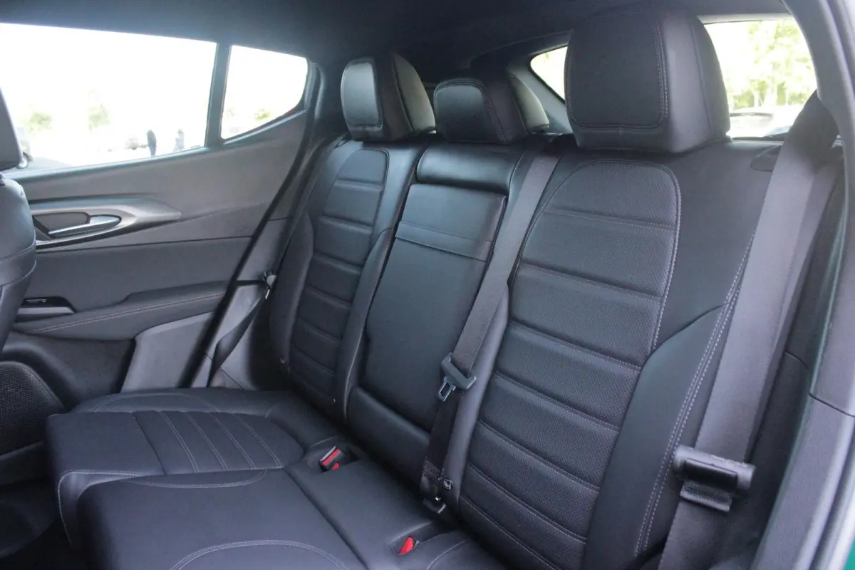 1.5T Hybrid 160PK VELOCE | PREMIUM PACK: LEDEREN BEKLEDING/GEVENTILEERDE VOORSTOELEN/4-VOUDIG ELEKTRISCH VERSTELBARE LENDESTEUN VOORSTOELEN/ELEKTRISCH BEDIENBARE /HOOGGLANS ZWARTE RAAMOMLIJS